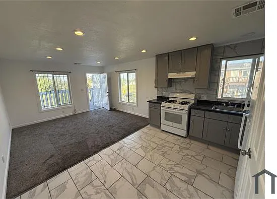2 bed, 1000 sqft, $2,912 — Photo 2