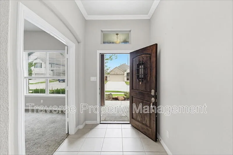 3 bed, 2.0 bath, 2000 sqft, $2,395 — Photo 3