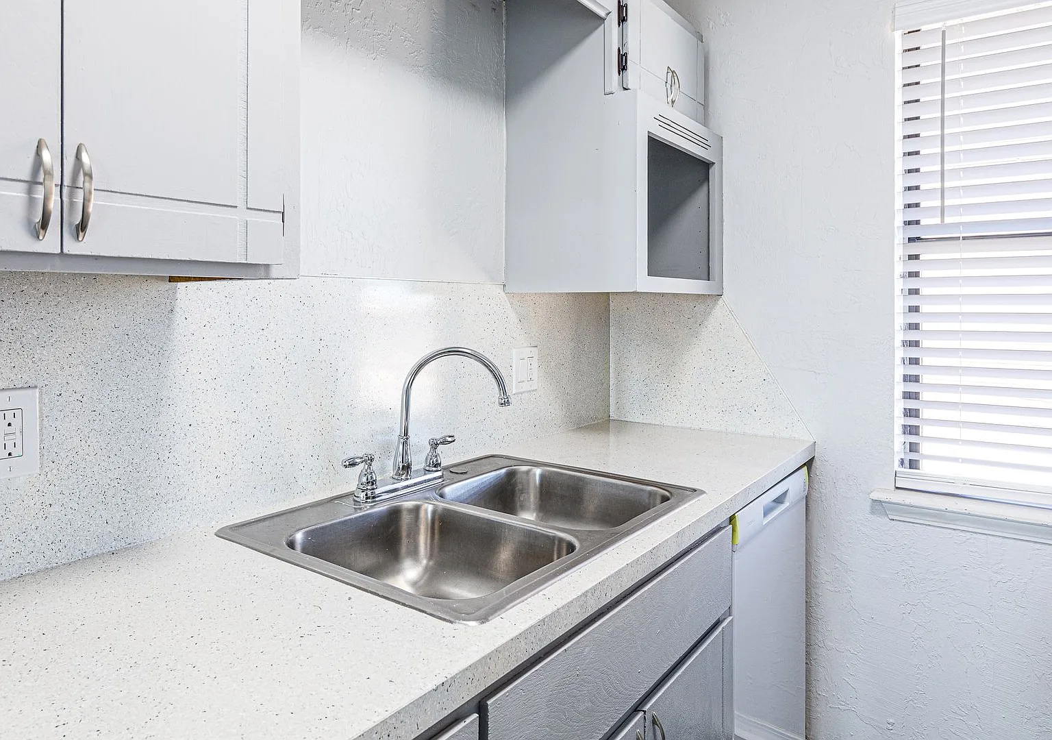 Beautifully Updated 1Bed / 1Bath Apartment Home — Photo 1
