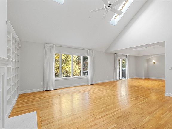3rd image of 1004 Wisteria Way Unit 1004