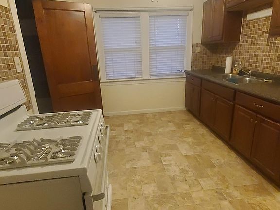 3rd image of 17623 Franklin Ave