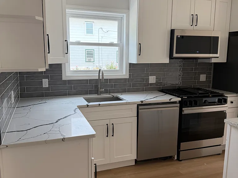 525 E Price St — Photo 6