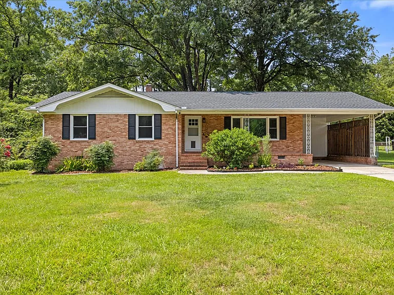 2408 Rolling Pines Ave — Photo 2