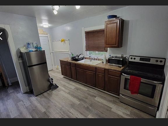 3rd image of 346 W Manhattan Blvd