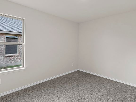 5th image of 411 Range Rd
