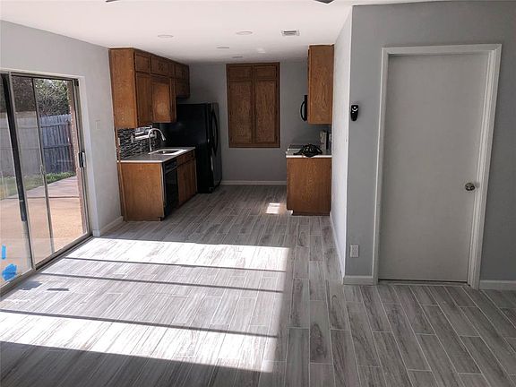 3rd image of 126 Yorkshire Dr