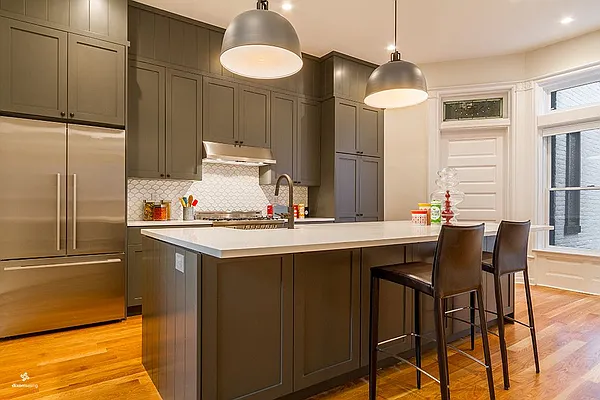 Rented by Dixon Advisory USA Inc. | media 33