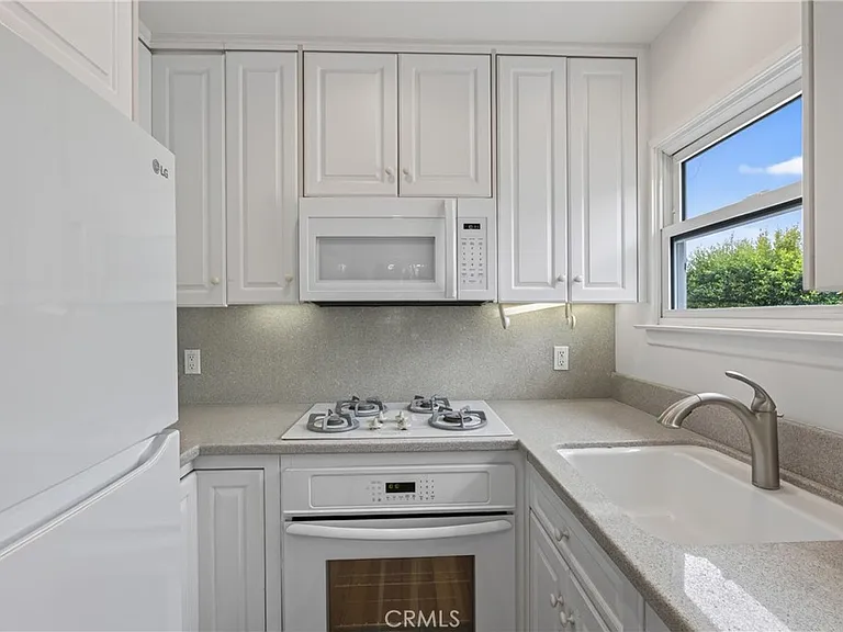 581 Park Ave — Photo 5