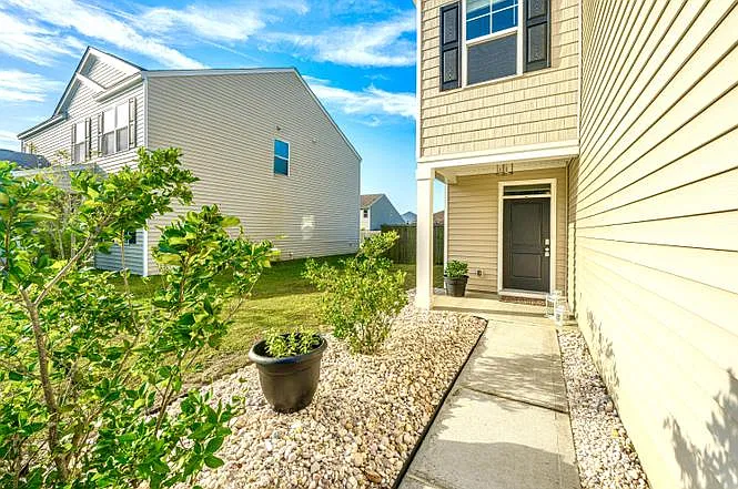 4 bed, 2.5 bath, 2020 sqft, $2,400 — Photo 2