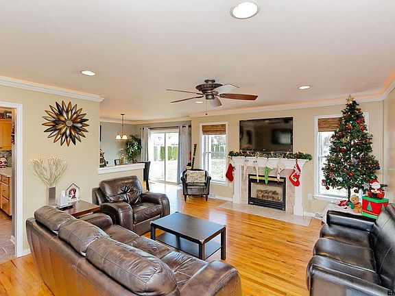 2nd image of 2 Regal Oaks