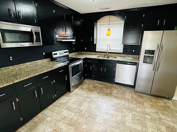 4th image of 900 Charlotte Dr