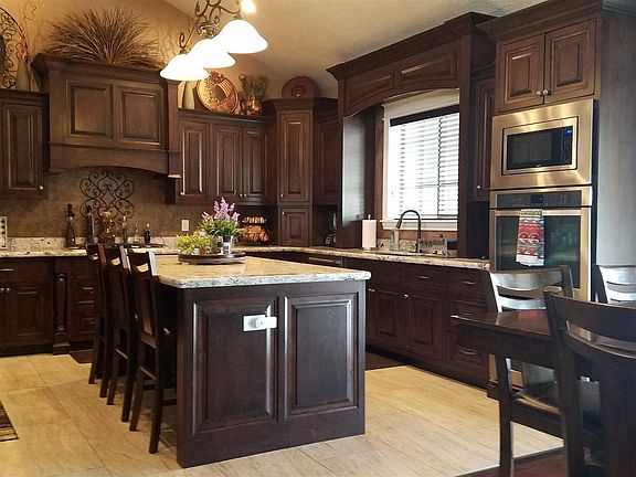 5th image of 302 Tamarack Dr