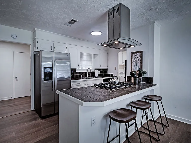 104 Bay Harbour Pl — Photo 7