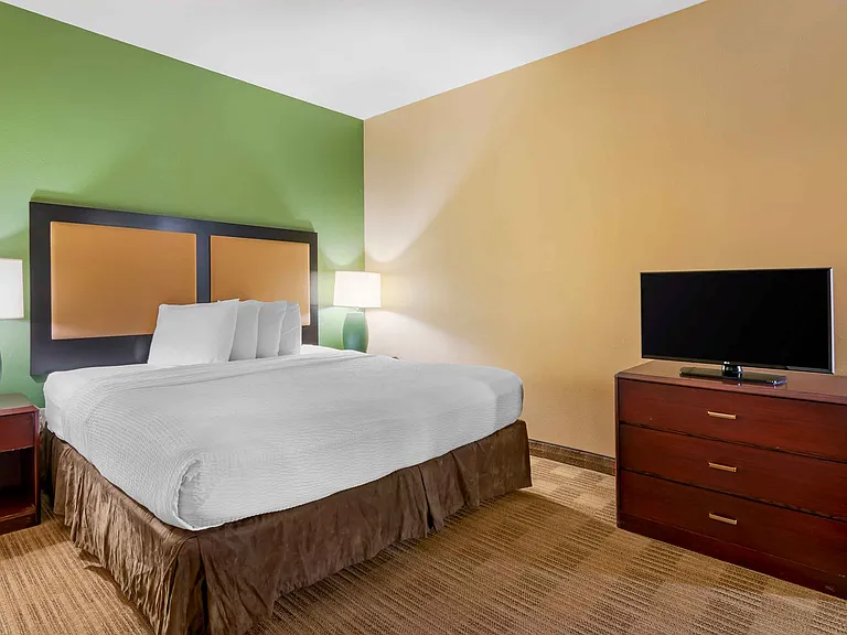 1 Bedroom Suite - 1 King Bed