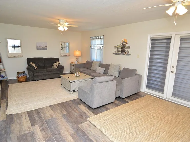 121 Seahorse Dr SE #C — Photo 18