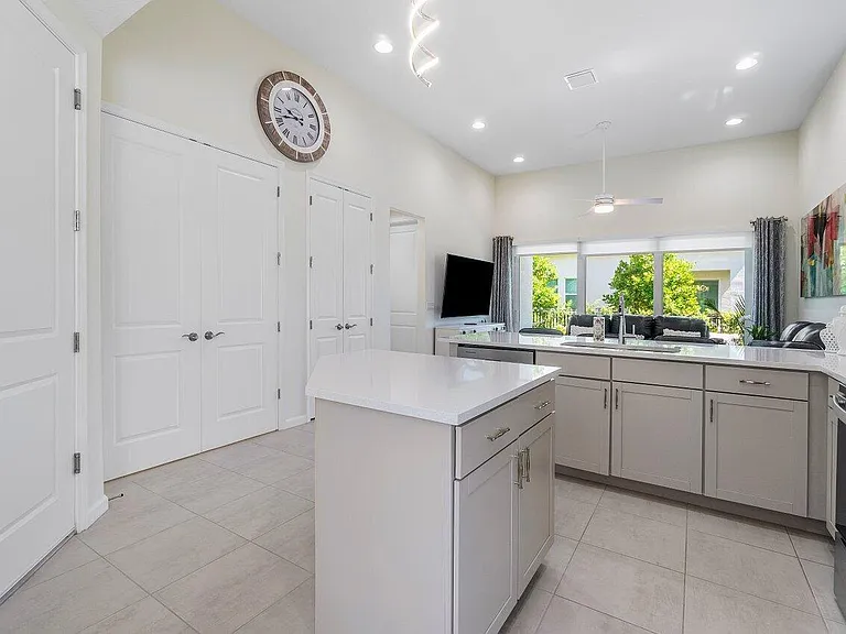 5160 Willow Creek Dr — Photo 6