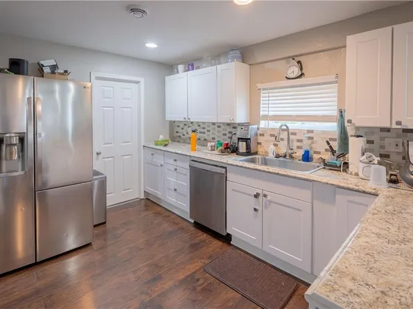 4902 NW Waukomis Dr, Kansas City, MO 64151