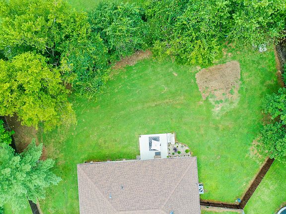 3rd image of 604 Brookhollow Trl