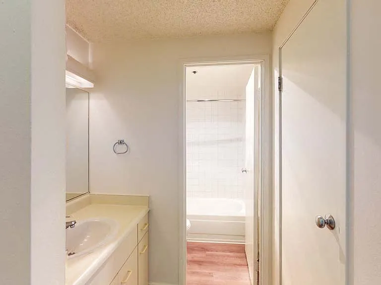 Trinity Towers Apartments — Photo 61