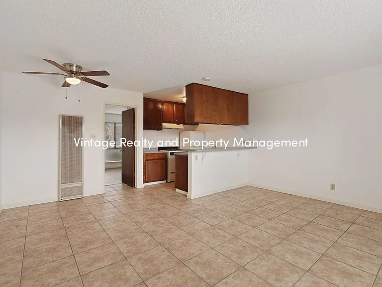 110 E Grove St — Photo 4