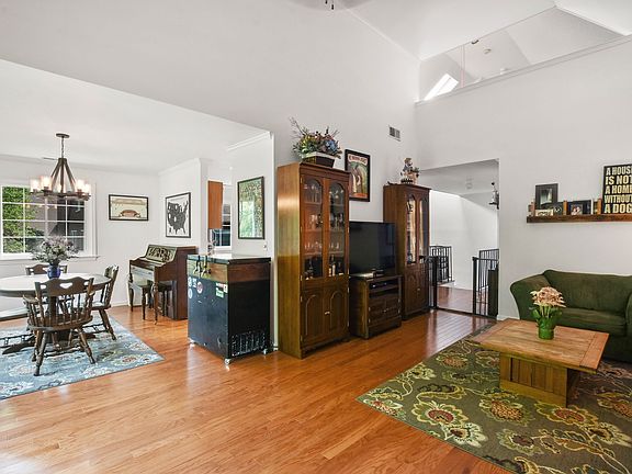 5th image of 306 Stonewall Ln