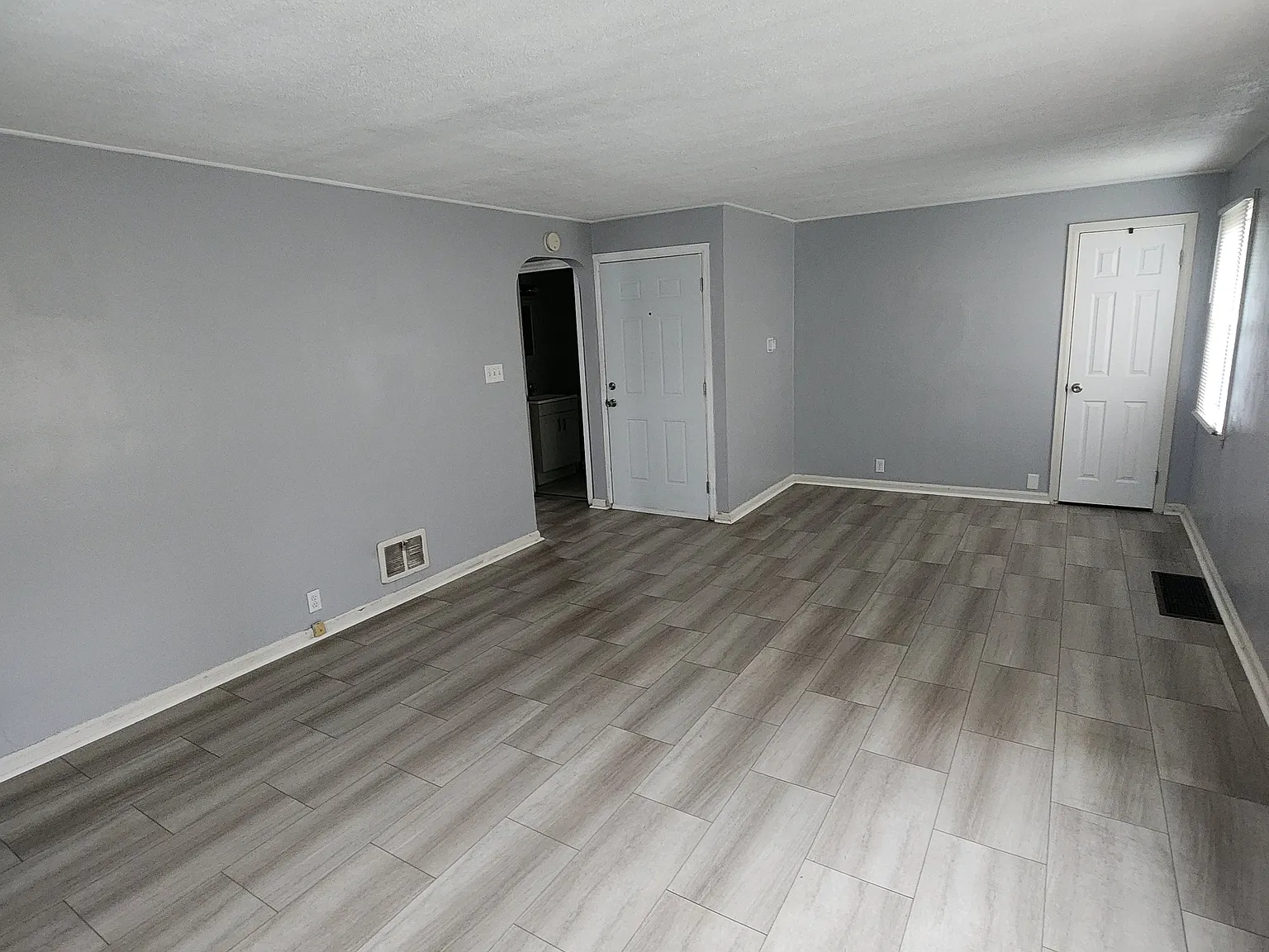 125 Ashwood Ave — Photo 2