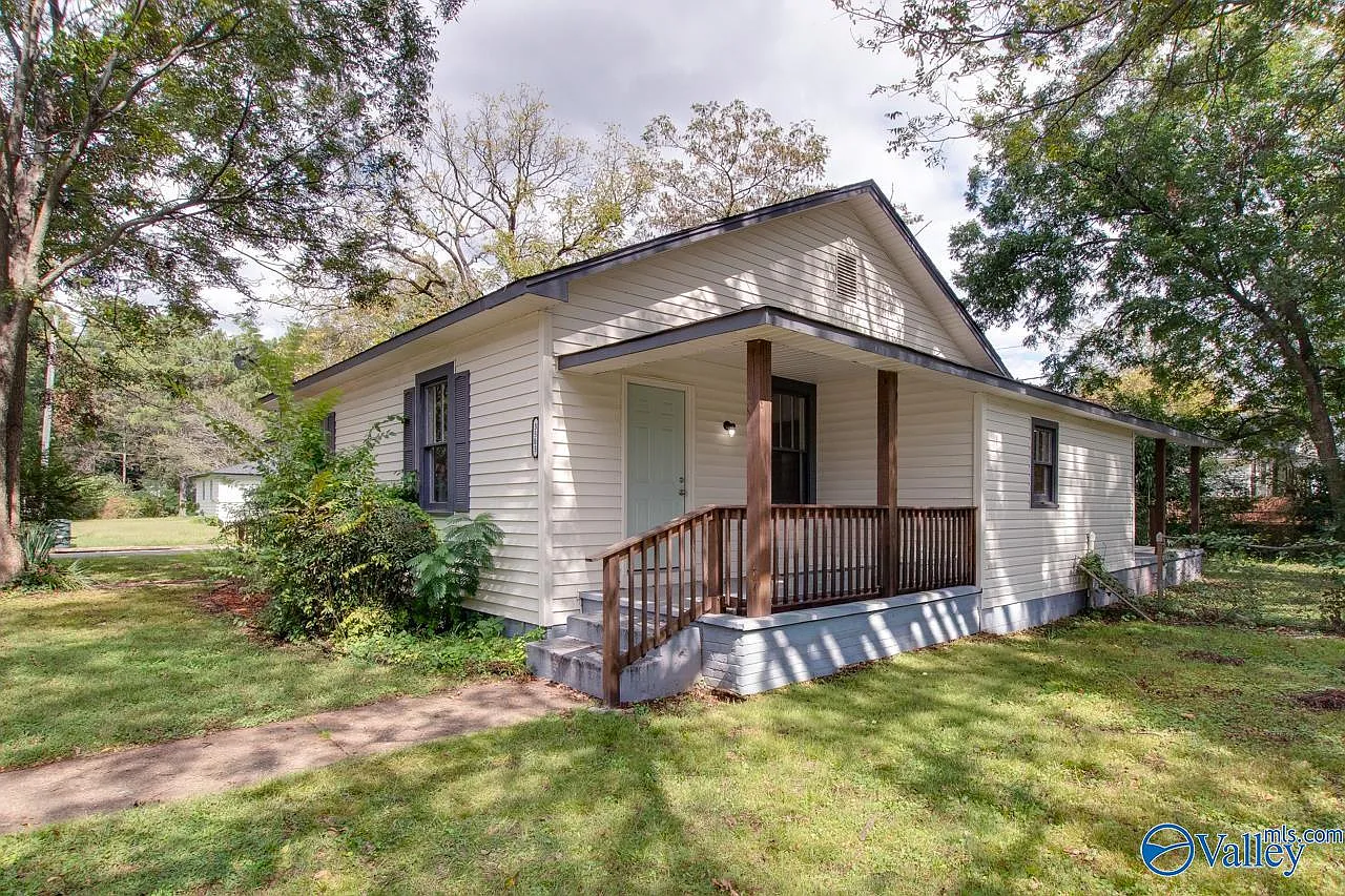2 bed, 1.0 bath, 914 sqft, $950 — Photo 2