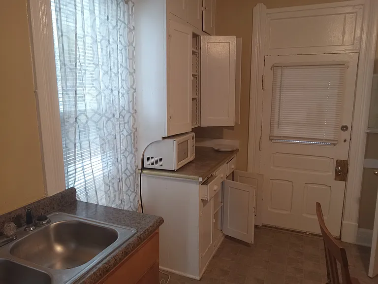 Kitchen (left towards back door)