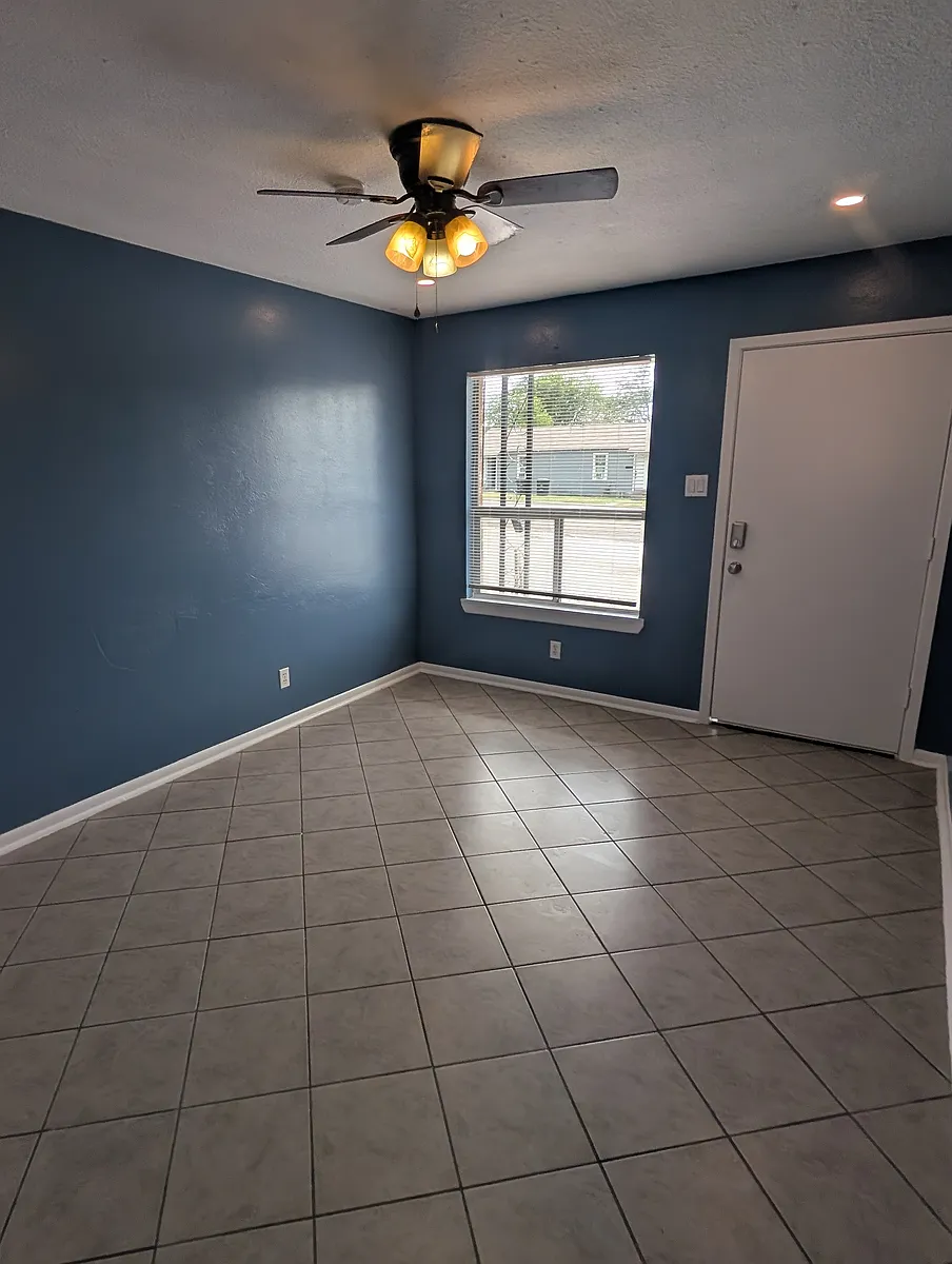 Building Photo - 121 W Avenue A #2