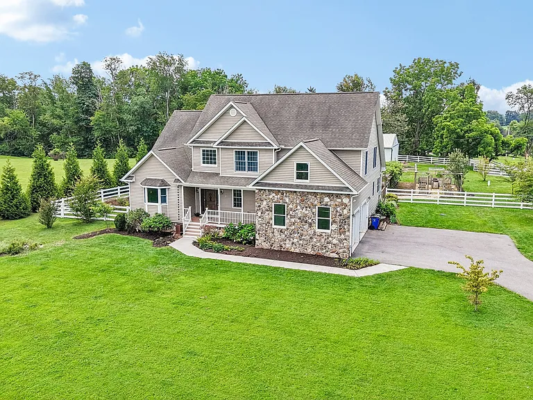 1097 Underwood Rd — Photo 7