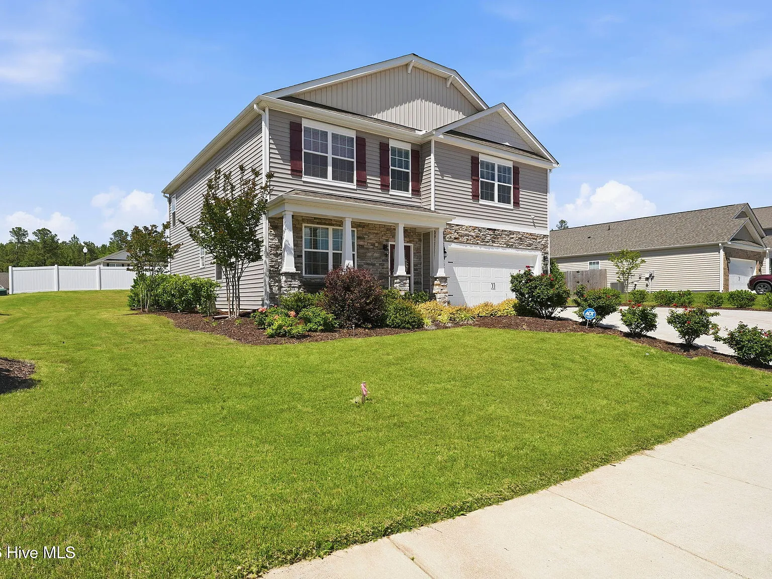 4 bed, 2.5 bath, 2824 sqft, $2,350 — Photo 4