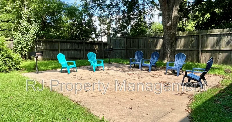 2 bed, 1.0 bath, $900 — Photo 2