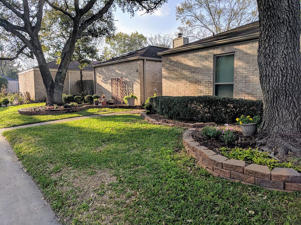 Front yard, corner lot