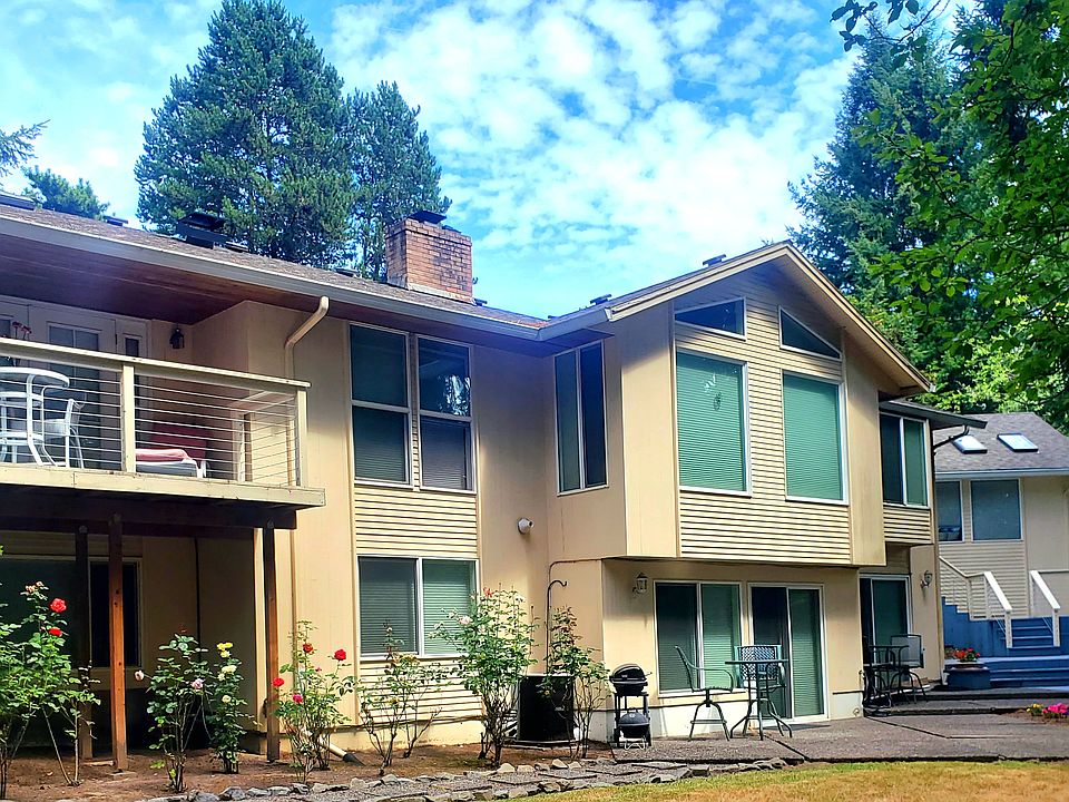 Beautiful basement apartment with large backyard.