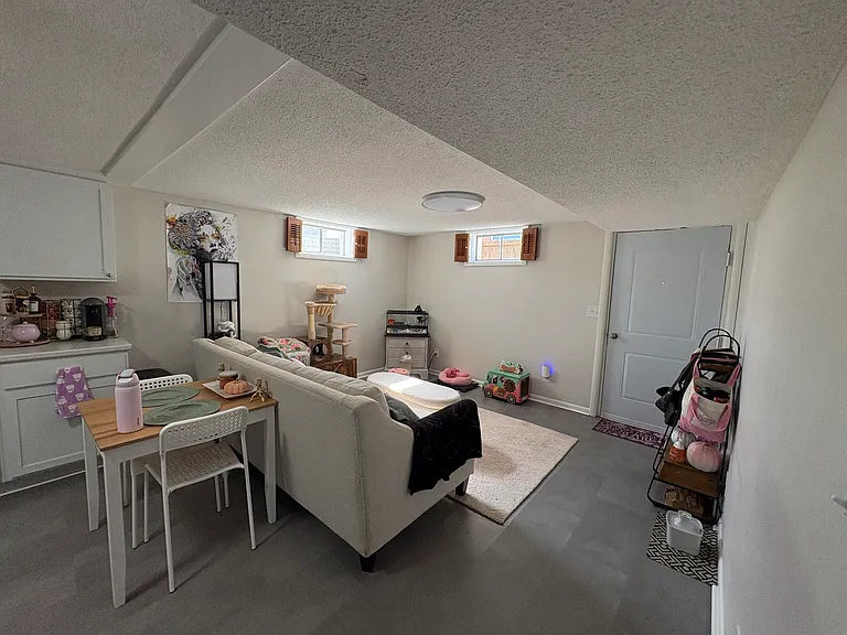 1004 Country Club Dr #4 — Photo 2
