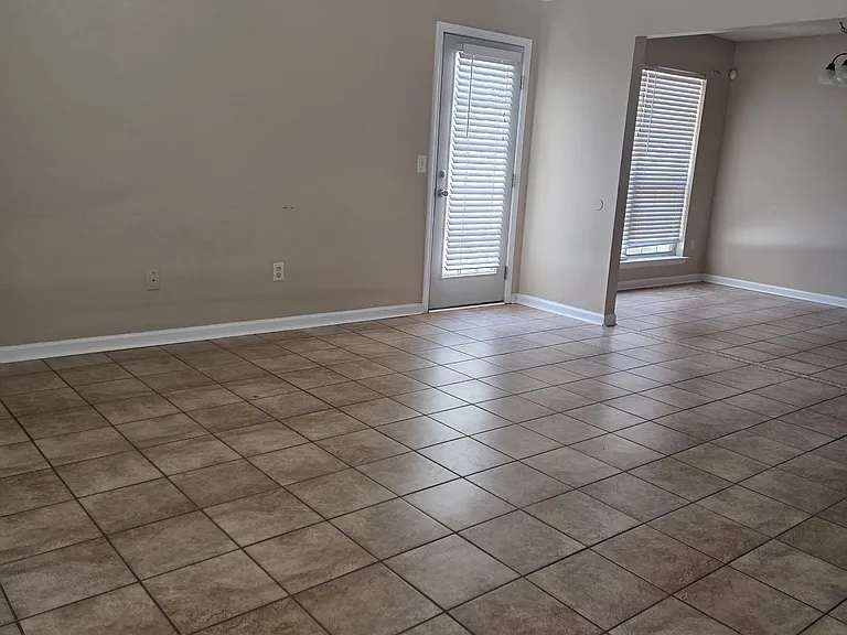 119 Wayfair Ln — Photo 3