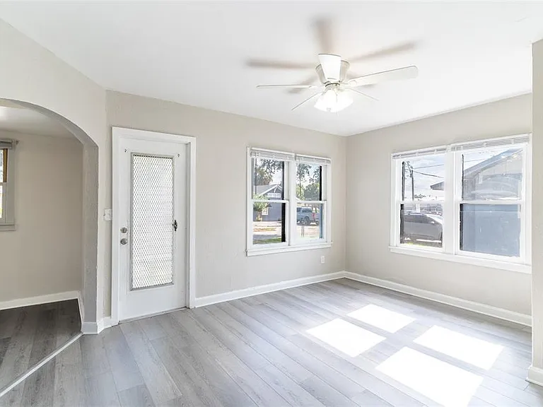 106 Avenue D SW — Photo 2