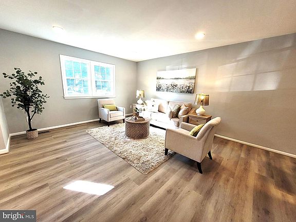 5th image of 4552 King Edward Ct