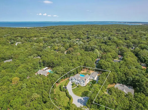 6 Emily Ct, Hampton Bays, NY 11946