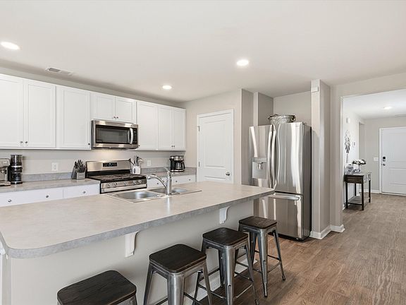 5th image of 428 White Scallop Way