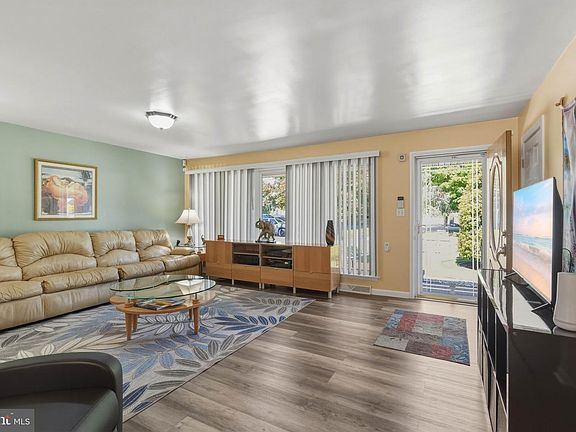 5th image of 575 Royal Dr