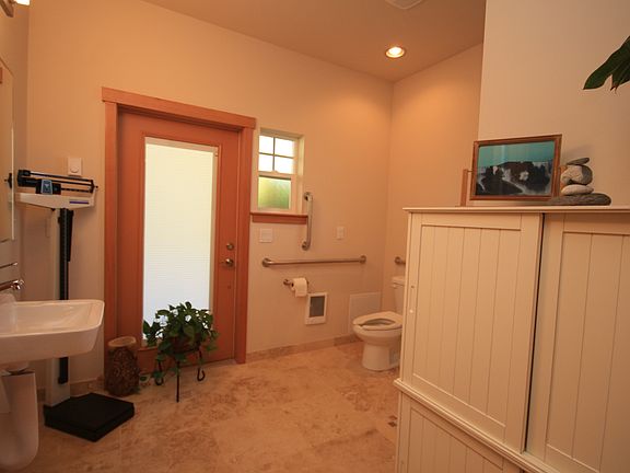 5th image of 1408 N Garden St