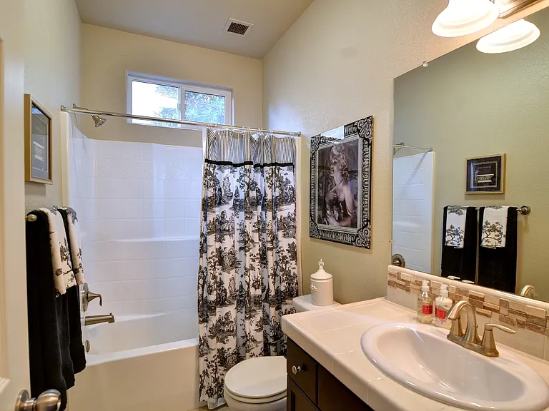 1886 N Highland Ave — Photo 9
