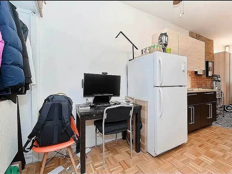 621 W 51st St #1W — Photo 2