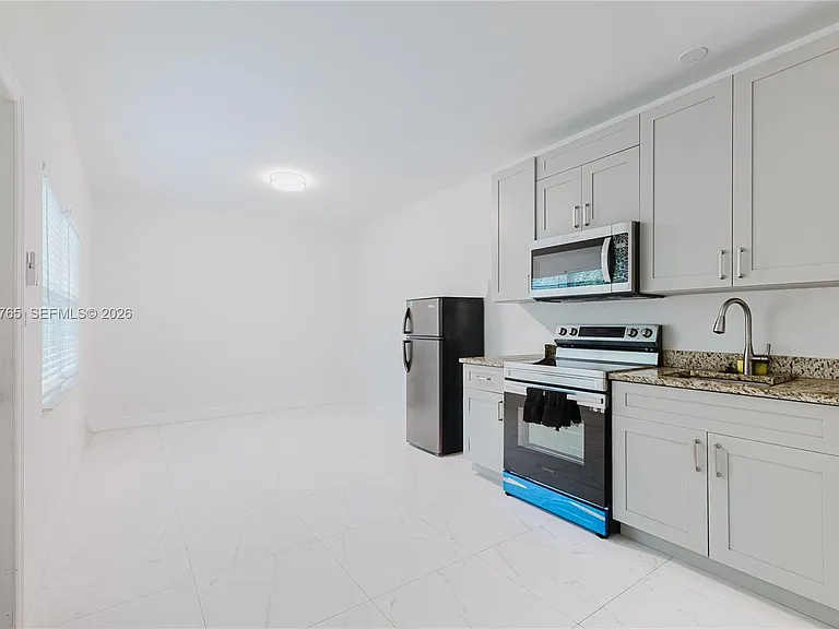 2621 SW 12th Ter — Photo 12