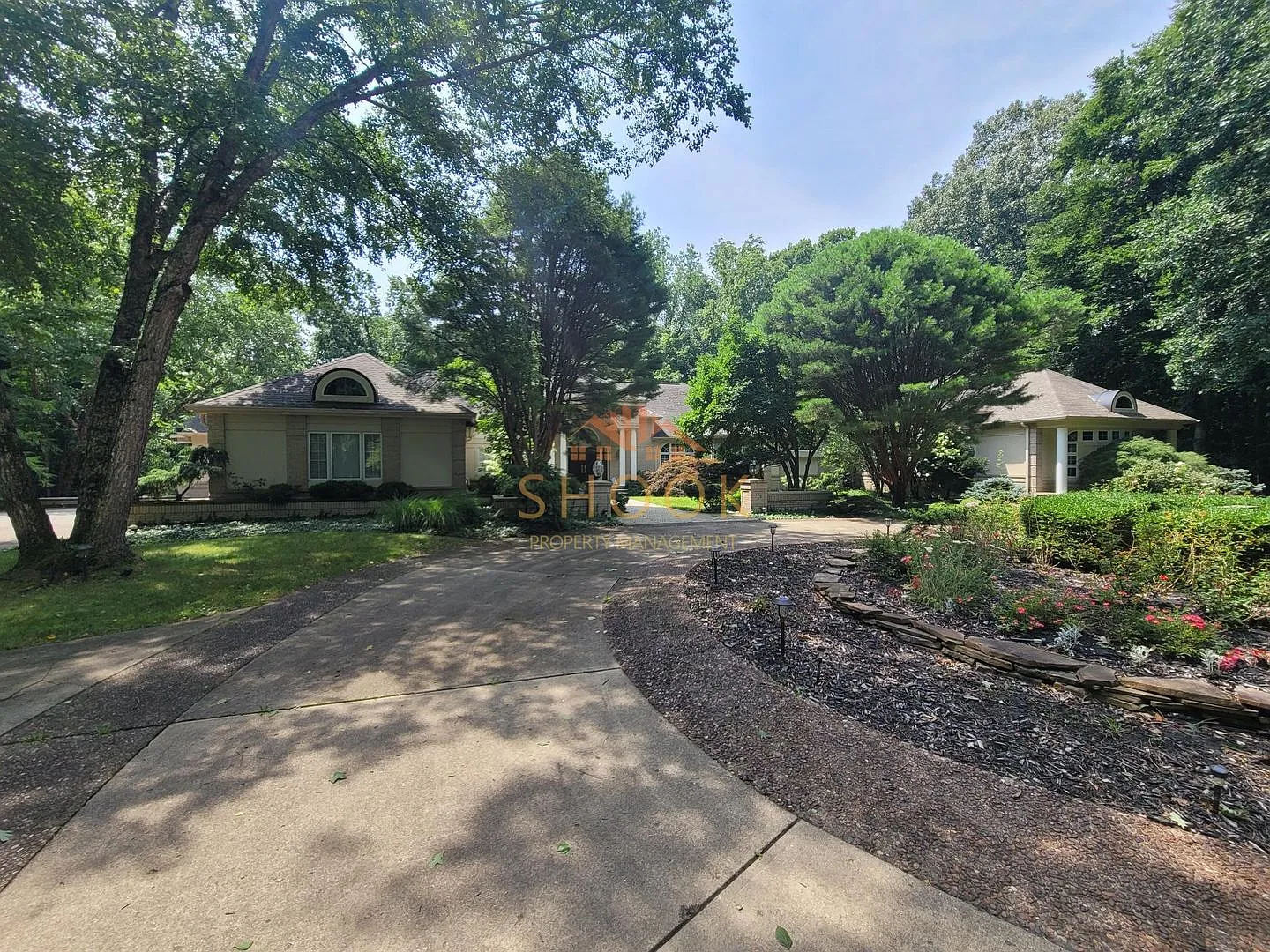 Stunning Luxury Home - Everything You Need - Short-Term And Furnished Options Available — Photo 1