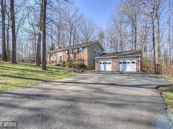 3rd image of 124 Barnswallow Ln