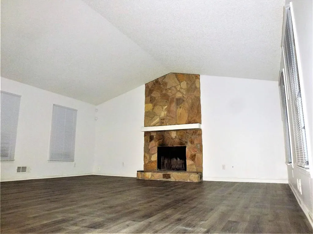 3 bed, 2.0 bath, 1456 sqft, $1,600 — Photo 4