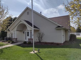2105 Pine Ridge Ct UNIT H, Grafton, WI 53024