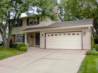 540 E Parkway Estates Dr, Oak Creek, WI 53154